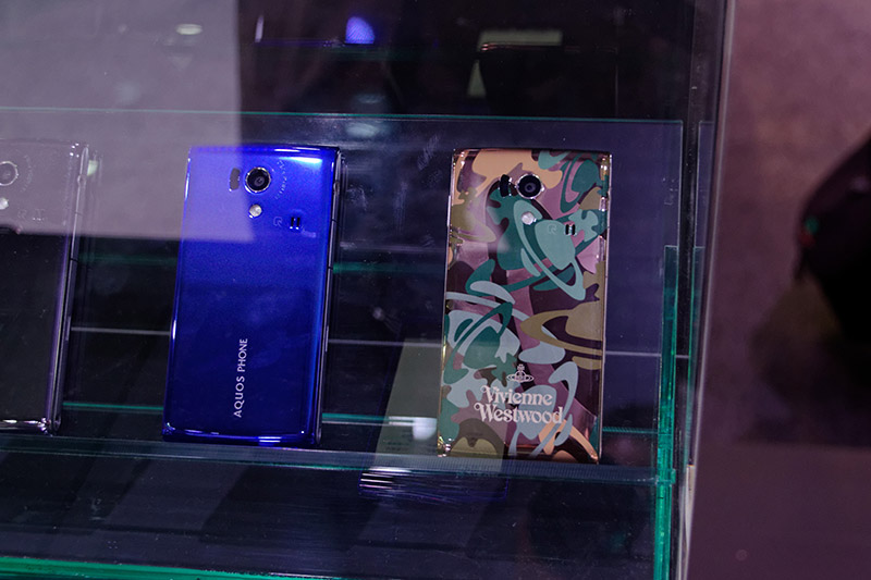 10月5日から発売となる「AQUOS PHONE si SH-01E」も