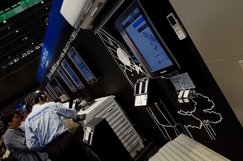 多数の家電とスマートフォンとの連携機能について紹介している