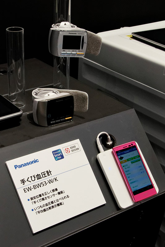 体組成計、活動量計、血圧計のデータもスマートフォンをかざして参照できる