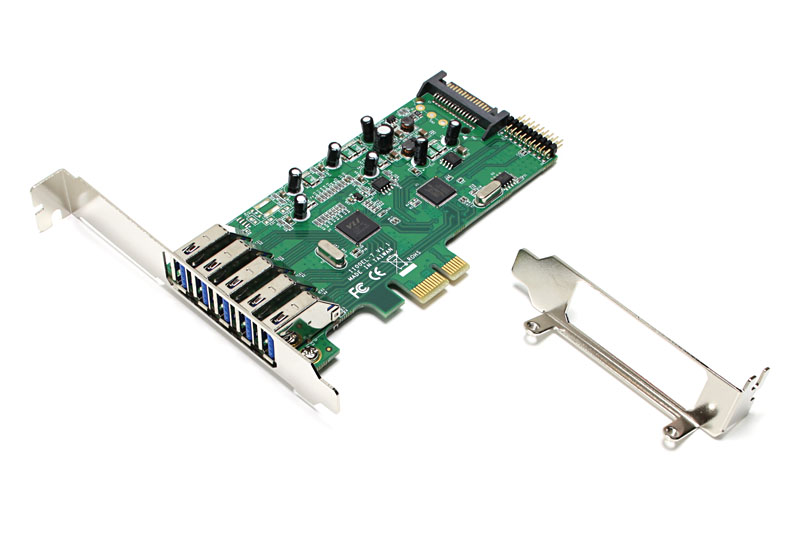 左から、USB3.0対応のマルチカードリーダー、3.5-5インチ変換マウンタ、USB3.0インターフェイスボード（PCI-Express x1接続）。詳細は後述