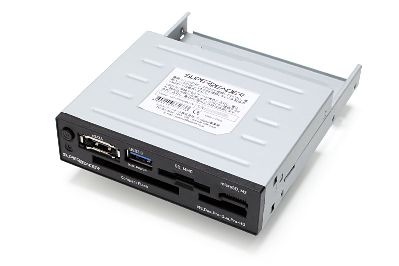 スカイデジタル社の「3.5インチ内蔵型 スーパーリーダー USB3.0」。3.5インチベイ内蔵用のマルチカードリーダーで、USB3.0ポートやeSATAポートも備えている。左端には、カードリーダーをPCと電気的/ソフトウェア的に切り離せるON/OFFボタンがある