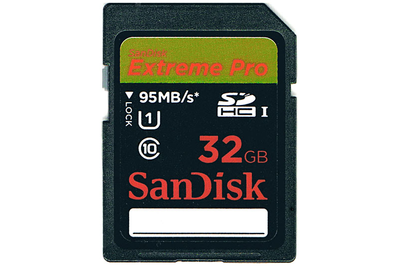 SanDiskの<a href="http://www.sandisk.co.jp/products/sd-sdhc-sdxc-cards/sandisk-extreme-pro-sdhc-uhs-1-card">「エクストリーム プロ SDHC UHS-I カード 32GB」</a>。並行輸入品をAmazonにて6120円で購入。USB3.0接続だと読み書き速度がチョー速い!!　USB2.0接続でも速いカードなんですな