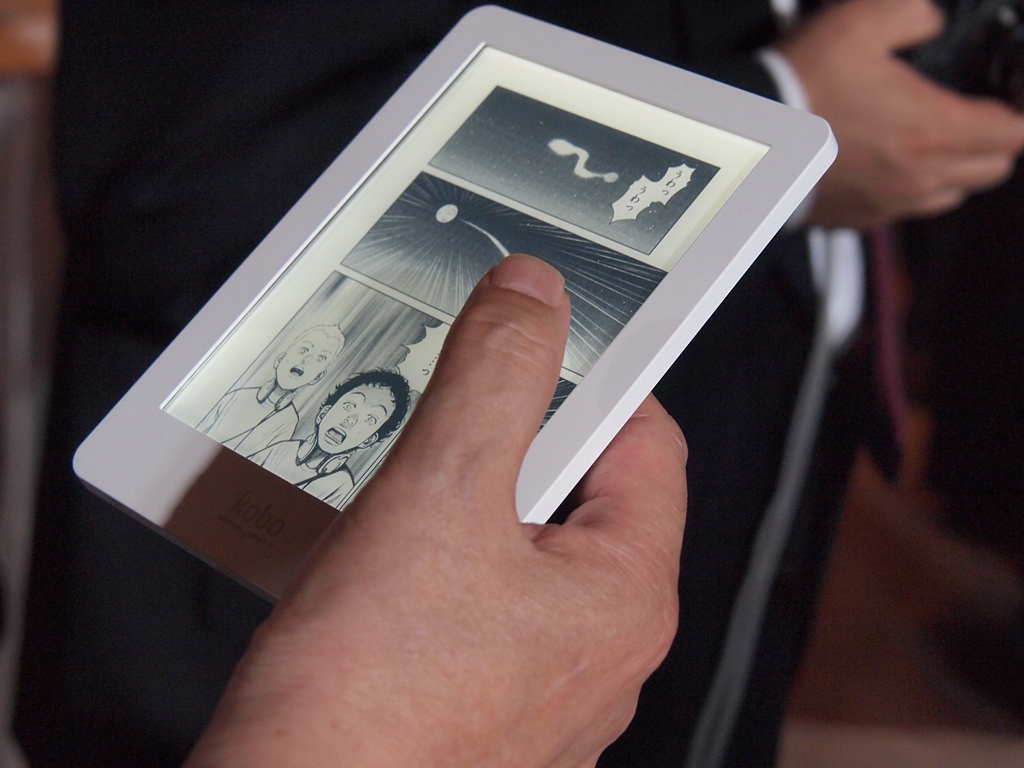 6インチの「kobo glo」も、男性が持つと思ったよりコンパクトに感じる