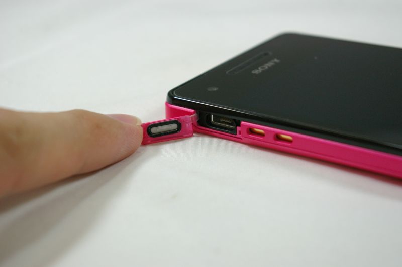 microUSB端子は左側面