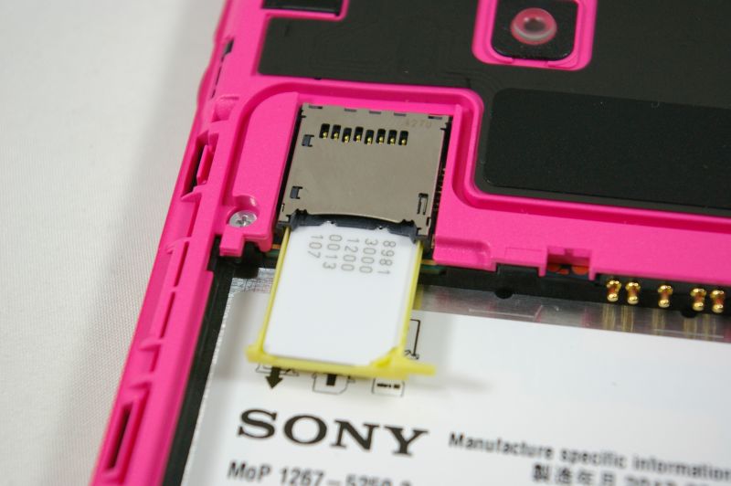 SIMカードスロットはmicroSDスロットの下