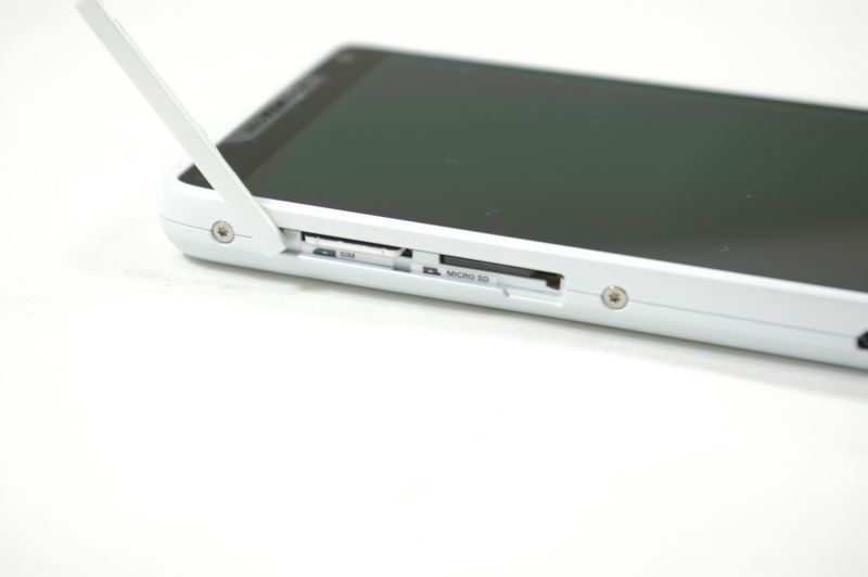 左側面のカバーはSIM、microUSB挿入口