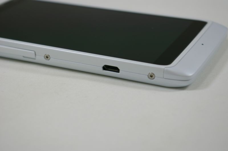 microUSBケーブルはむき出し