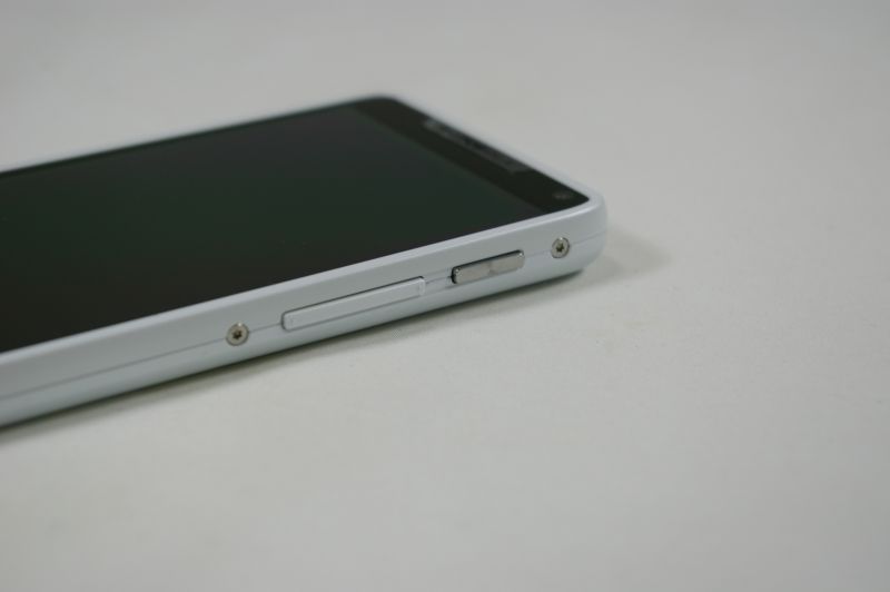 右側面上部に電源、音量キー