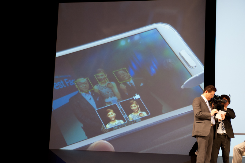 ベストフェイス機能では連写した中からベストな顔を選択、それをベースとなる写真に合成する