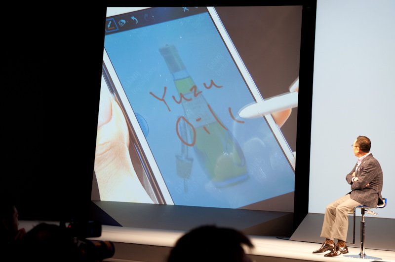 フォトノート機能では、写真を裏返しにした画面にメモを追加できる