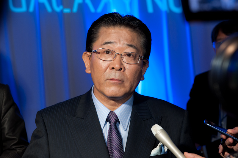 囲み取材に応じるサムスン電子ジャパンの石井専務