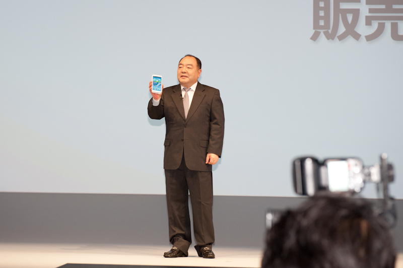 「GALAXY Note II」を手にするサムスン電子ジャパン 代表取締役の趙 洪植氏