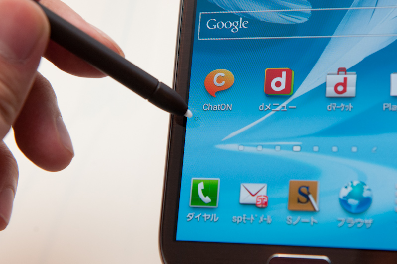 Sペンによるホバー感知の様子。ペン先を近づけると、接触する前にポインタが表示される