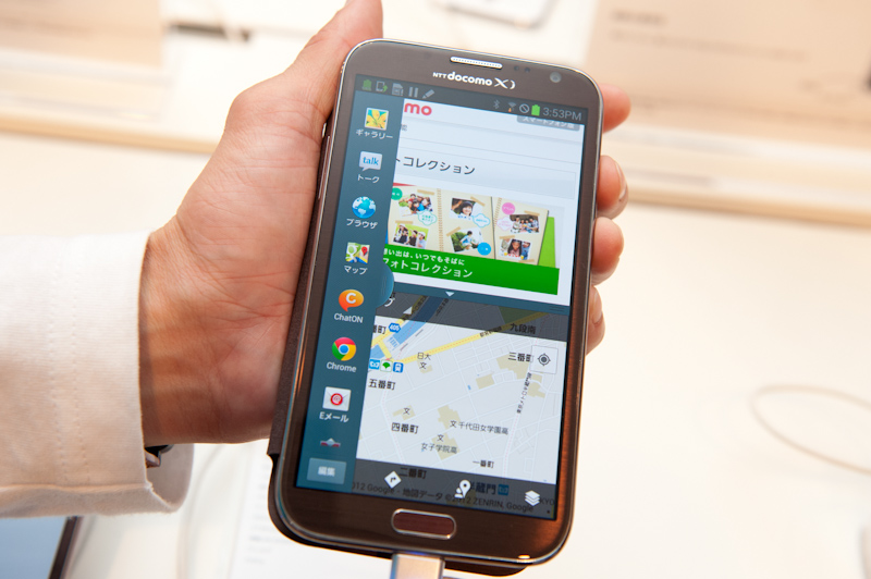 戻るボタンを長押しすると2画面のMultiWindowに移行できる。MultiWindowはアプリ側の対応が必要で、写真の一覧に表示されているアプリのほか、TwitterとFacebookの公式アプリが対応する。リスト表示部分は上下左右、好みの位置に変更できる