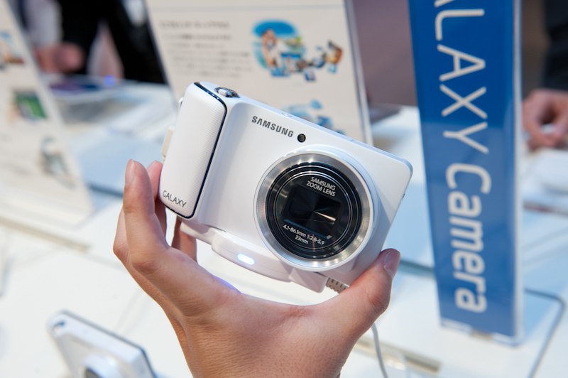 「GALAXY Camera」。コンパクトデジカメの形だが、Android 4.1を搭載する