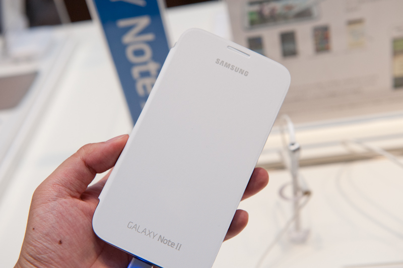 同梱のフリップカバー。背面の電池カバーを交換し装着する