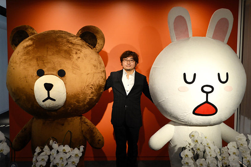 受付横のブラウンとコニーの大きなぬいぐるみとともに