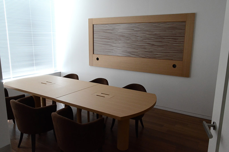 ブラインドテストなどを行うリサーチルーム。壁の模様のような部分はマジックミラーで、壁のさらに向こうから部屋の中を覗けるようになっているらしい