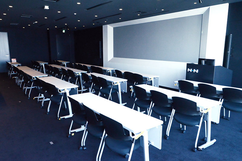 外の光の入り込みを抑えた巨大スクリーンが設置されているミーティングルーム