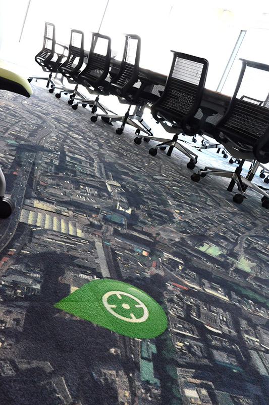 役員用の会議室の床は、国土地理院の航空写真をもとにして作ったという特注カーペット