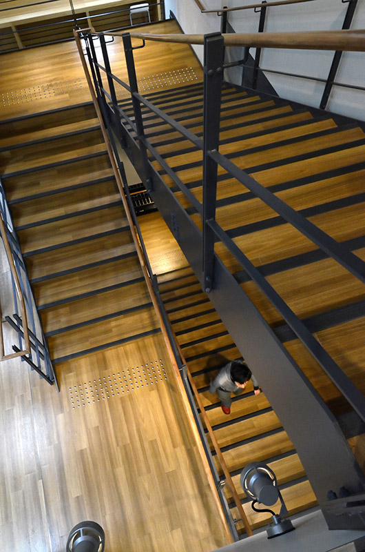 オフィス内で各フロアを結ぶ階段も雰囲気たっぷり