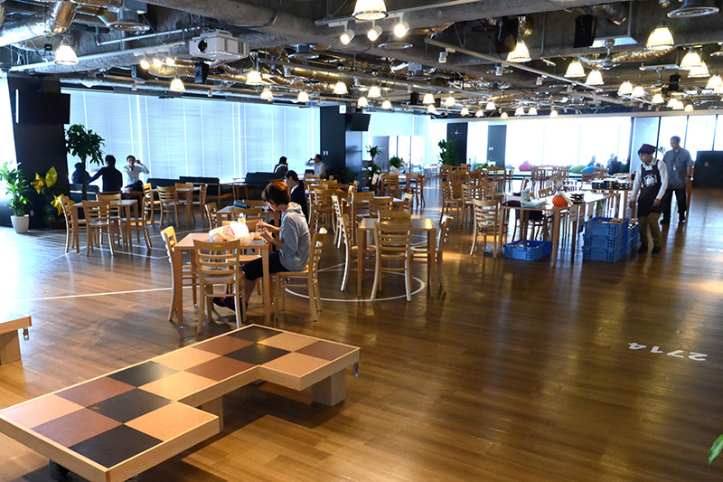 昼食などを摂ることができる休憩室。お昼時は弁当が販売される