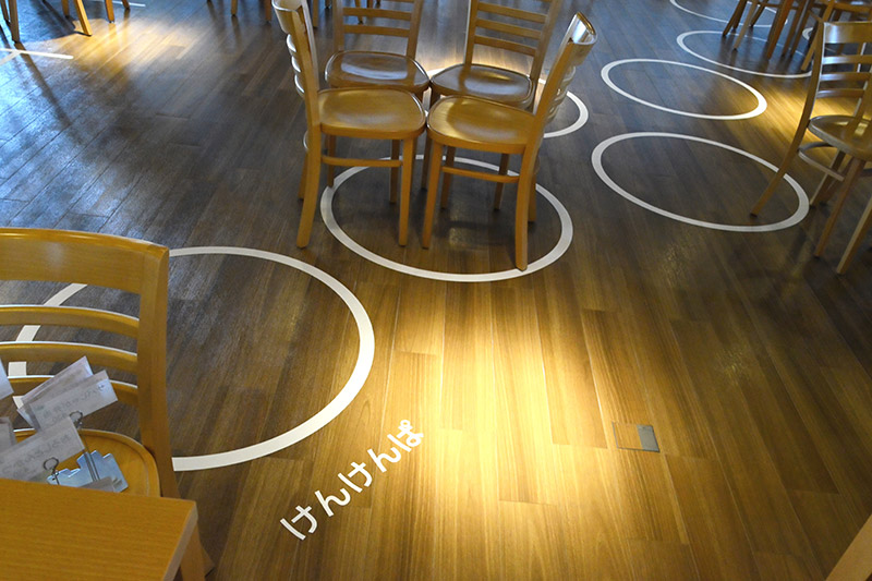 休憩所の床のあちこちには遊び心あふれるペイントが