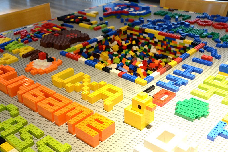 ブロックを自由に組み立てて、新しいアイデアを発想する