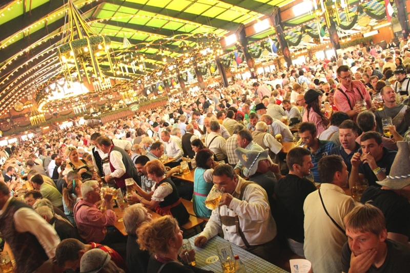 巨大テント内の様子。この規模のテントが14個設置される