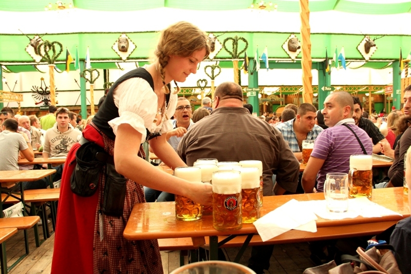 提供されるビールの多くは1リットルジョッキ