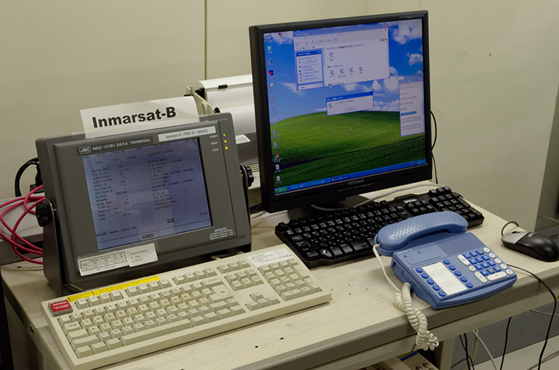 船舶からのSOS時に着信する電話機。必要な資格を持つ者だけがこの電話に出ることができる