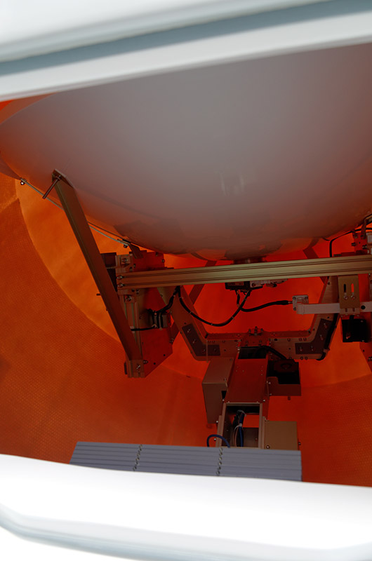 カバー内にアンテナがあり、船の揺れを打ち消すように自動で動いて角度を変えている