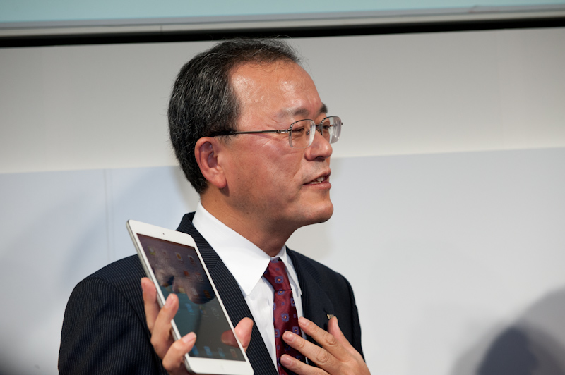 囲み取材に応じる田中社長