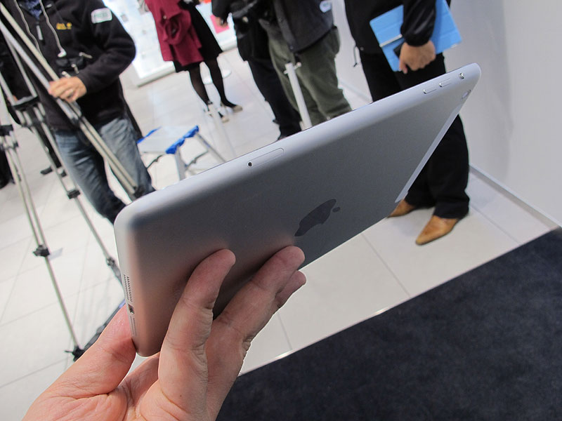 iPad mini、LTE対応モデルにはSIMカードの挿入口がある