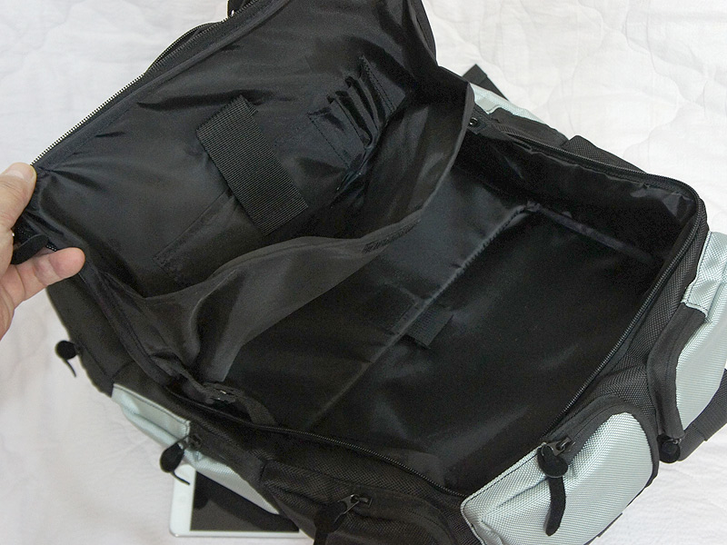 内部は大きめのポケットでデッドスペースを無くしている