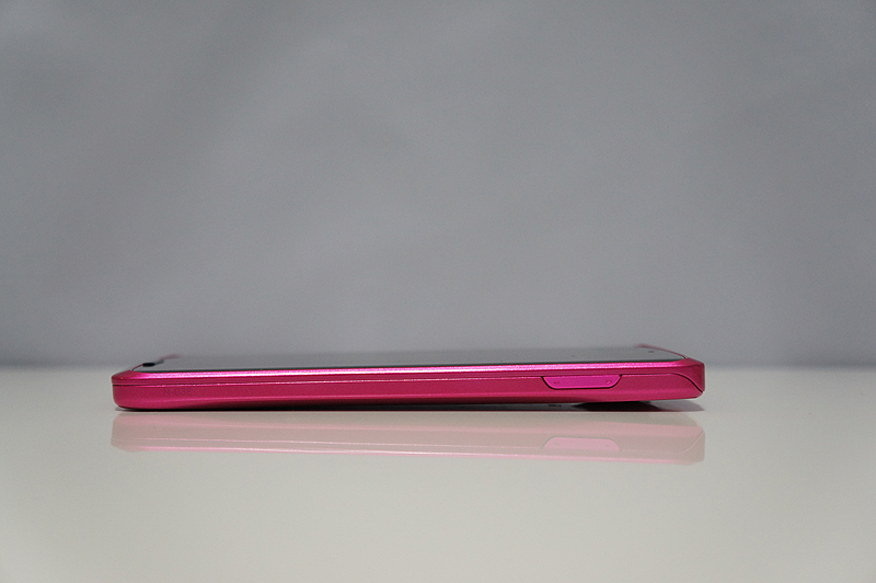 本体右側面に音量ボタン