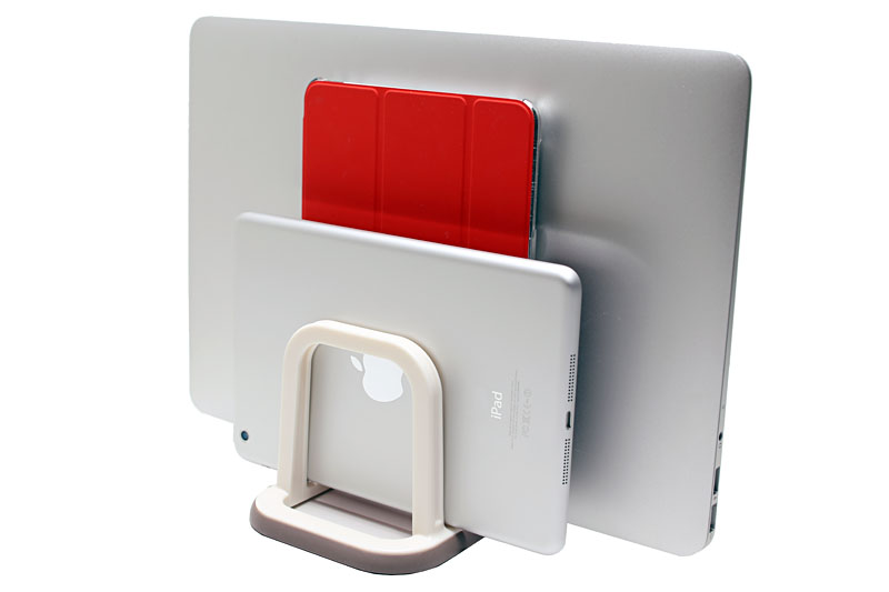 MacBook Airと2台のiPad miniを立てることができた。外見的にアクがないというか生活感が希薄なまな板立てなので、このままフツーに使える。