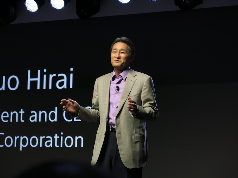 発表会ステージでスピーチするソニー社長兼CEOの平井一夫氏