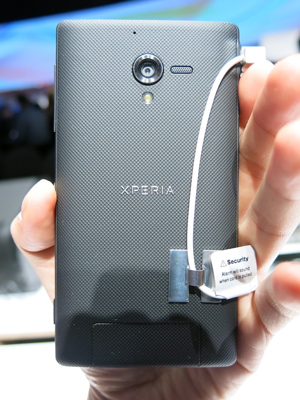 Xperia ZLの黒モデルの背面。エンボス加工がされている