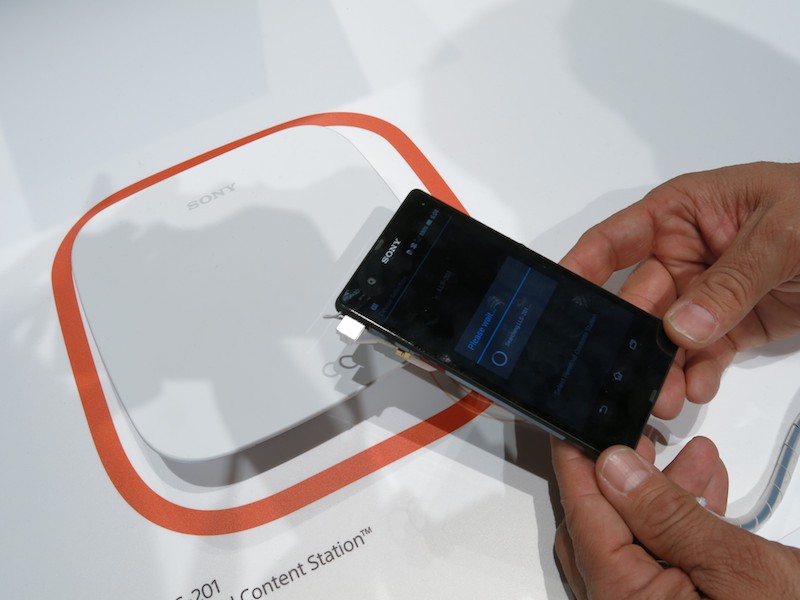 Xperia Zをパーソナルコンテンツステーションにタッチさせるだけで、撮影した写真などの転送が開始される