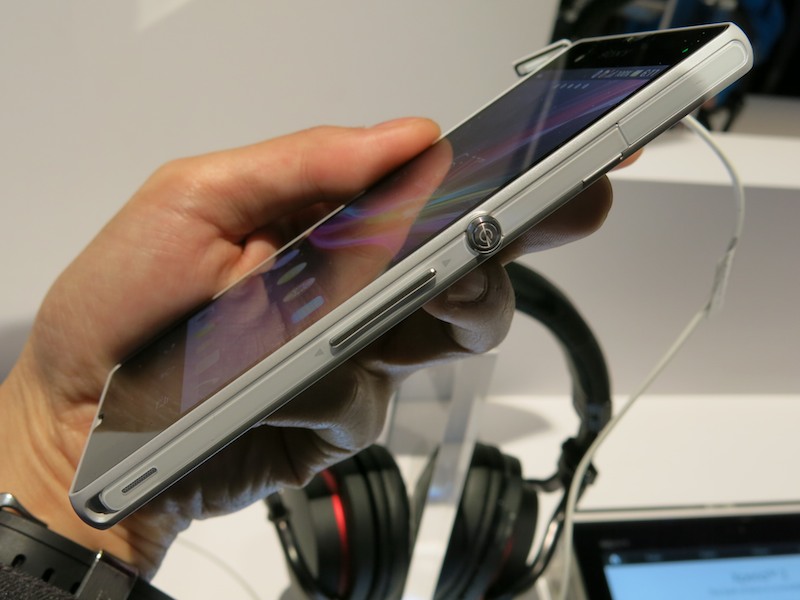 Xperia Zの右側面。丸い電源キーと細長い音量キーがある