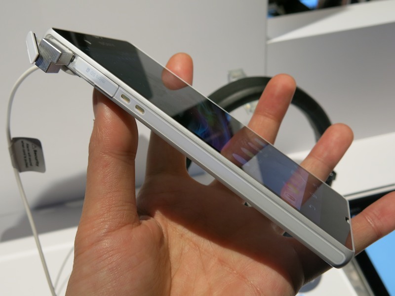 Xperia Zの左側面。卓上ホルダ用と思われる端子が見える