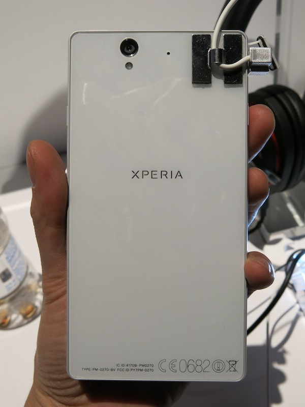 Xperia Zの背面。iPhone 4/4Sのように、強化ガラス製の平面になっている