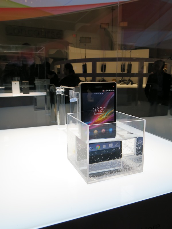 Xperia Zの防水デモンストレーション