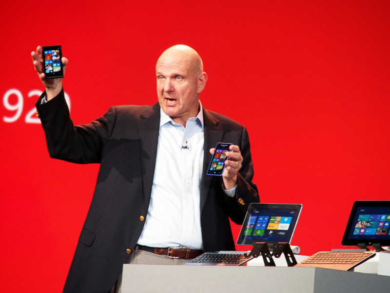 サプライズゲストとして登壇した、マイクロソフトのバルマー氏。Windows RTやWindows Phoneのメリットを力強く語った