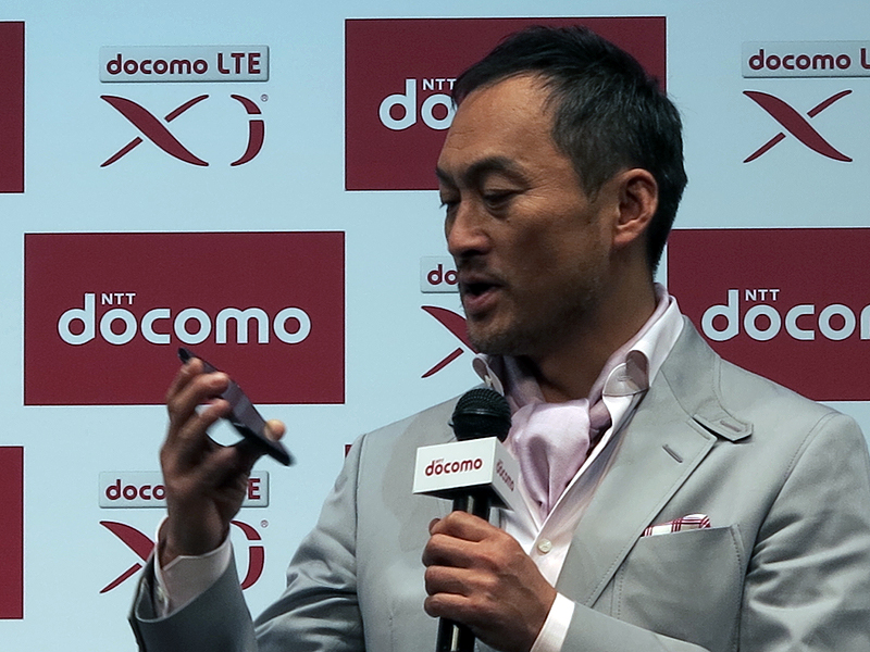 フルHDスマホを見た渡辺謙は「ここ数年（CMキャラで）スマホをやっているが成長に驚かされる」とコメント