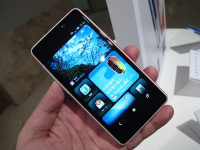 au、「INFOBAR A02」を発表 - ケータイ Watch