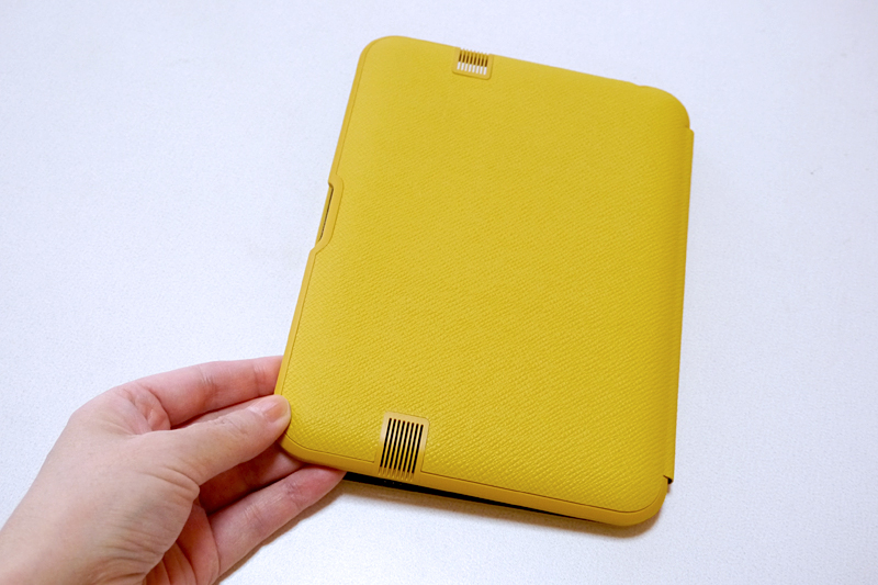 裏側のスピーカーの位置にちゃんと穴が空いている