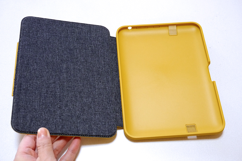 カバーの裏はデニム調