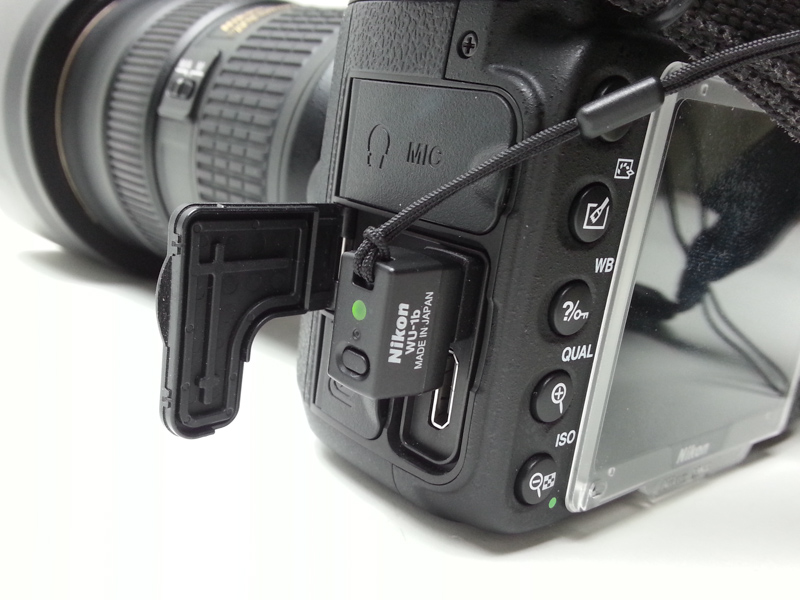 「D600」に装着した状態。設定済みであればUSB端子に装着してカメラの電源を入れるだけだ